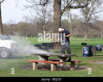 Un parco di potenza dipendente lavaggio parco un tavolo da picnic. Foto Stock