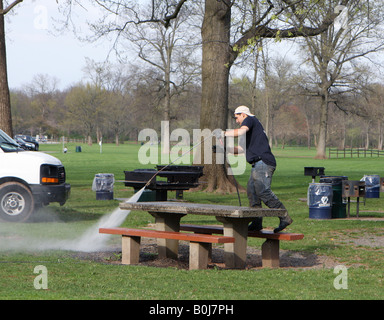 Un parco di potenza dipendente lavaggio parco un tavolo da picnic. Foto Stock