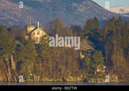 Edvard Grieg di abitazione, Troldhaugen, ora un museo, una fredda giornata invernale. Visto da di fronte lago Nordaasvannet, Bergen, Norvegia. Montare Løvstaakken a sinistra. Foto Stock