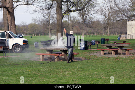 Un parco di potenza dipendente lavaggio parco un tavolo da picnic. Foto Stock