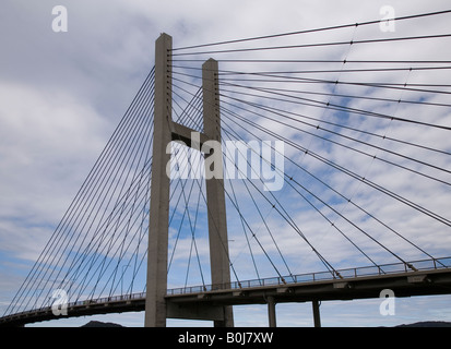 Il Nordhordland bridge è un 1614m lungo complesso costituito da un cavo-alloggiato il ponte e un ponte galleggiante. Salhusfjord vicino a Bergen, Norvegia. Foto Stock