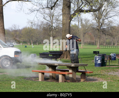 Un parco di potenza dipendente lavaggio parco un tavolo da picnic. Foto Stock