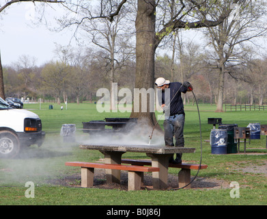 Un parco di potenza dipendente lavaggio parco un tavolo da picnic. Foto Stock