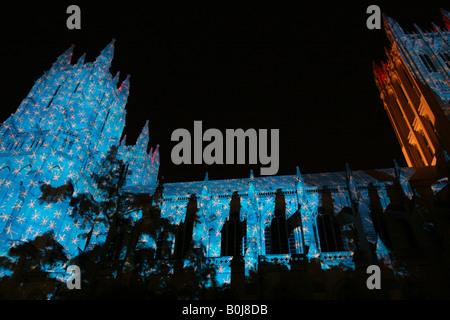 Arte pubblica evento - illuminando la American Cattedrale Nazionale di Washington DC di notte con colorate diapositive di immagini. Foto Stock