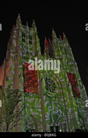 Arte pubblica evento - illuminando la American Cattedrale Nazionale di Washington DC di notte con colorate diapositive di immagini. Foto Stock