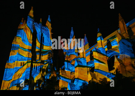 Arte pubblica evento - illuminando la American Cattedrale Nazionale di Washington DC di notte con colorate diapositive di immagini. Foto Stock