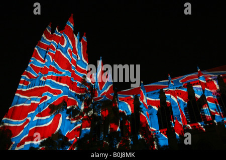 Arte pubblica evento - illuminando la American Cattedrale Nazionale di Washington DC di notte con colorate diapositive di immagini. Foto Stock