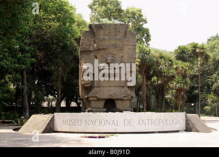 Scultura azteca vicino all'ingresso al Museo Nazionale di Antropologia di Chapultepec Park, a Città del Messico Foto Stock