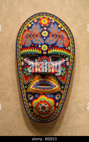 Tradizionale Indiano Huchol tallone maschera di lavoro nel Museo Nazionale di Antropologia di Chapultepec Park, a Città del Messico Foto Stock