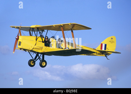 Vecchio trainer britannico biplano De Havilland DH-82c Tiger Moth in volo sopra la Francia Foto Stock