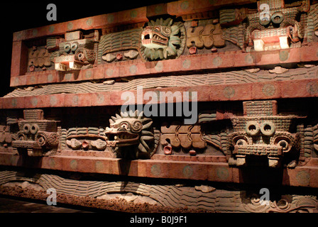 Riproduzione del Tempio di Quetzalcoatl o piumati dio serpente, Sala Teotihuacan, Museo Nazionale di Antropologia e il parco Chapultepec, Città del Messico Foto Stock