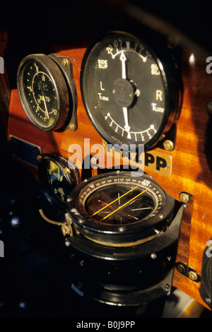 Magnete compass e banca / indicatori di imbardata su un vecchio biplano trainer De Havilland DH-82c Tiger Moth Foto Stock