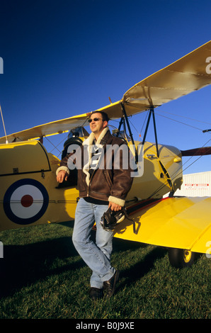 Due piloti con battenti giacche vicino al vecchio biplano trainer De Havilland DH 82c Tiger Moth Foto Stock