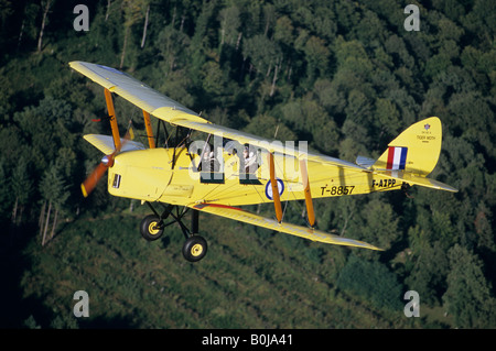 Vecchio trainer britannico biplano De Havilland DH-82c Tiger Moth in volo sopra la Francia Foto Stock