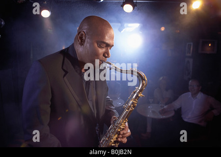 Il sassofonista di eseguire in Jazz Club Foto Stock