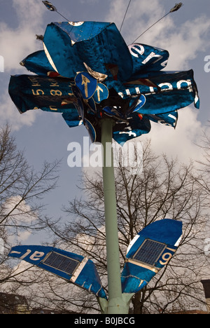 'Solar fiore" una scultura realizzata da segnaletica stradale con pannelli solari che producono energia elettrica per abitazioni in Opladan, Germania. Foto Stock