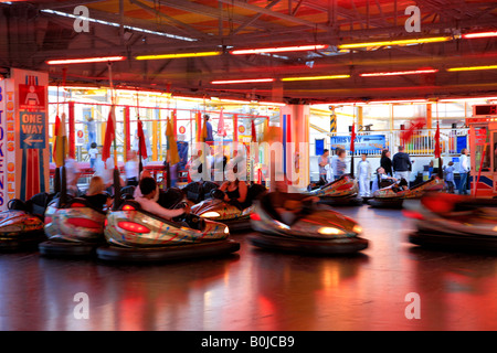 Dodgems sfumata per velocità sul molo di Brighton Sussex England Regno Unito Regno Unito Foto Stock