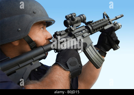 Swat officer pistola di puntamento Foto Stock