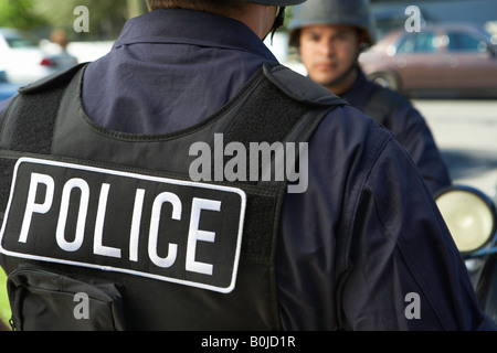 Un uomo in uniforme militare e giubbotto antiproiettile lavora nella foresta  con un metal detector. Un minatore esegue lavori di sminamento del  territorio Foto stock - Alamy