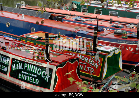 Raccolta di dipinto luminosamente tradizionale lavorazione narrowboats ormeggiato a Little Venice, Londra, Inghilterra Foto Stock