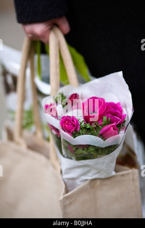 Mano Womans tenendo un iuta shopping bag Foto Stock