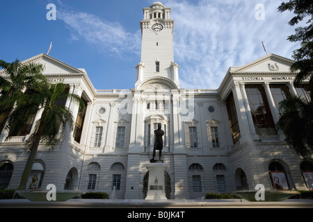 Il Victoria Theatre e la sala concerti, con la statua di bronzo di Raffles Foto Stock