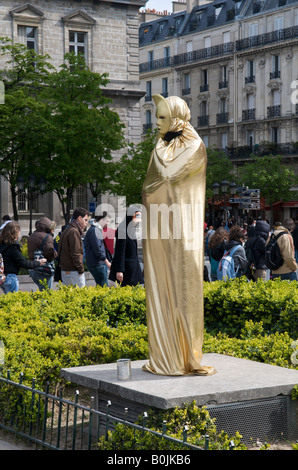 Animatore di strada al di fuori la cattedrale di Notre Dame a Parigi Foto Stock