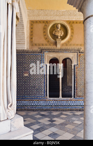 Siviglia, in Andalusia, Spagna. Casa de Pilatos, patio principale, busto di re Carlos V a distanza Foto Stock