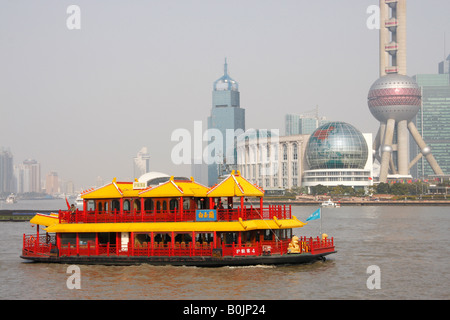 Una gita in barca a vela lungo il fiume Huanpu davanti al cielo di Pudong linea,Shanghai, Cina Foto Stock