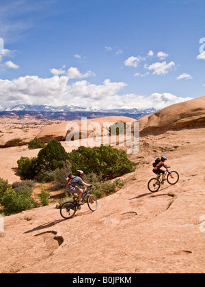 Mountain Biker/s sul Slickrock mountain bike trail vicino a Moab, Utah Foto Stock