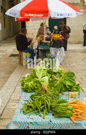 Prodotti freschi del mercato al Gunduliceva poljana square a Dubrovnik Croazia Europa Foto Stock