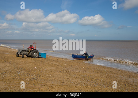 Il granchio imbarcazione proveniente in spiaggia Cley Norfolk Aprile Foto Stock