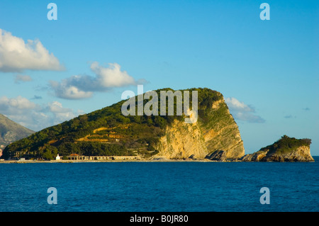 Isola di Sveti Nikola davanti di Budva Montenegro Europa Foto Stock