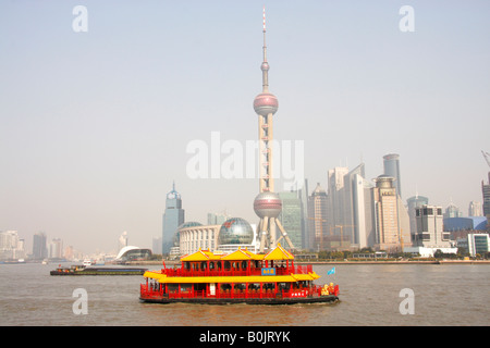 Gita in barca a vela lungo il fiume Huangpu ,Shanghai con lo skyline di Pudong in background.La Cina Foto Stock