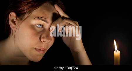 Malinconici ragazza con la sua testa illuminata con due off goboed della fotocamera lampeggia Foto Stock