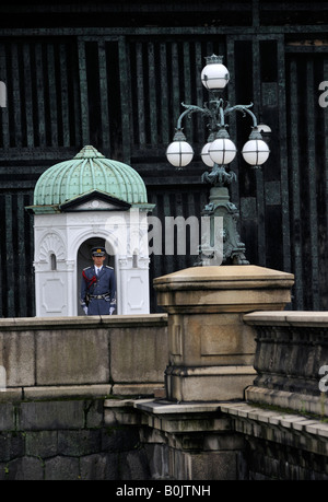 Sta di guardia di turno di guardiola accanto al ponte di ornati a palazzo imperiale nel centro di Tokyo Giappone 2008 Foto Stock