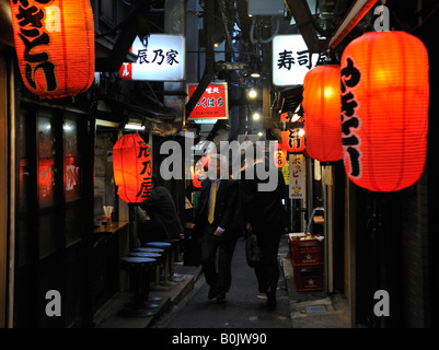 Vicolo stretto con lanterne rosse a Shomben Yokocho area piena di bar e ristoranti a Shinjuku Tokyo Giappone Foto Stock