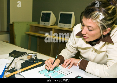 Studente di architettura lavorando sul disegno Foto Stock