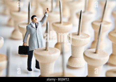 Imprenditore figurina in piedi con chiodini Foto Stock