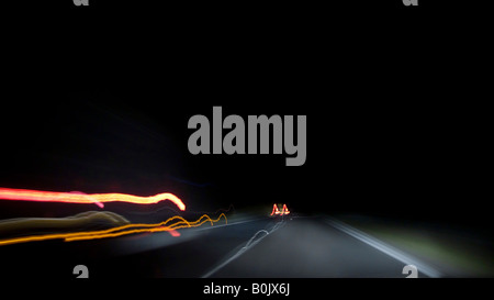 Guida durante la notte con le luci di accelerazione Foto Stock
