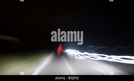 Guida durante la notte con le luci di accelerazione Foto Stock