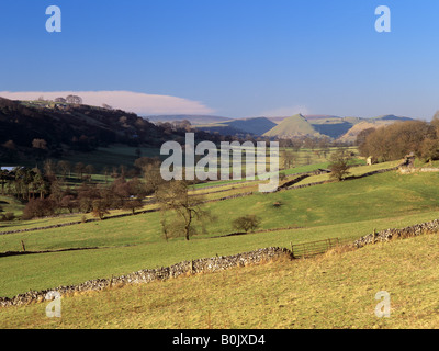 Dovedale superiore Valle Colomba colline di pietra calcarea in "bianco" di picco del picco del distretto di 'Parco Nazionale" Hartington Derbyshire England Regno Unito Foto Stock