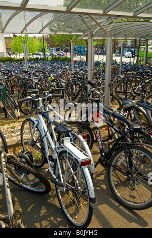 Le biciclette parcheggiate a Oxford stazione ferroviaria Foto Stock