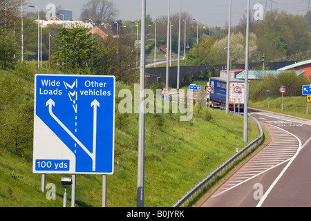 M6 autostrada a pedaggio da sopra con segno e camion in ampia corsia di carico. West Midlands England Regno Unito Foto Stock