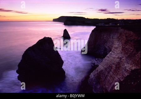 La baia di acqua dolce Isle of Wight al tramonto Foto Stock