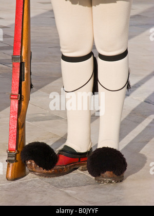 Le gambe e il fucile di guardia evzone, il parlamento greco, Atene Foto Stock