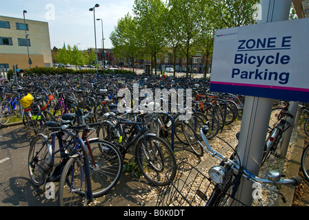 Le biciclette parcheggiate a Oxford stazione ferroviaria Foto Stock