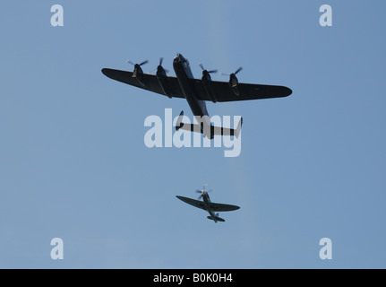 Un bombardiere lancaster e uno Spitfire volare sul fiume Tamigi a Windsor e Eton 11 maggio 2008 Foto Stock