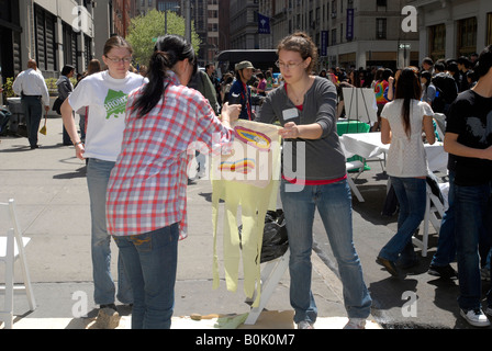 Ridurre le emissioni di anidride carbonica Parade scorrere fino alla NYU Earth Day street fair Foto Stock