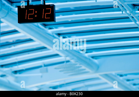 Orologio all'aeroporto Santos Dumont s zona di imbarco di Rio de Janeiro in Brasile 12 07 07 Foto Stock